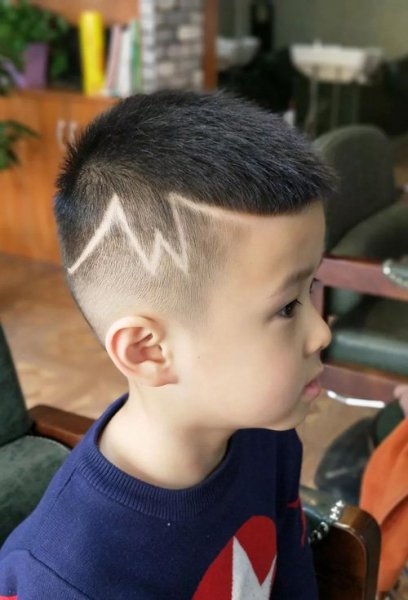 小男孩短头发剪齐刘海发型